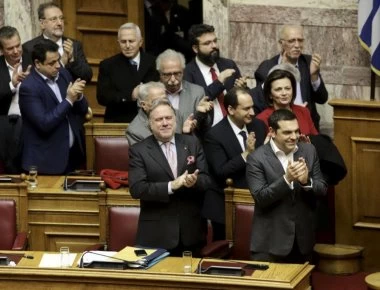 Τρέμουν την εθνική οργή: Ενίσχυση φρουράς των βουλευτών των «Πρεσπών» - Οι πολίτες παραμένουν απροστάτευτοι!